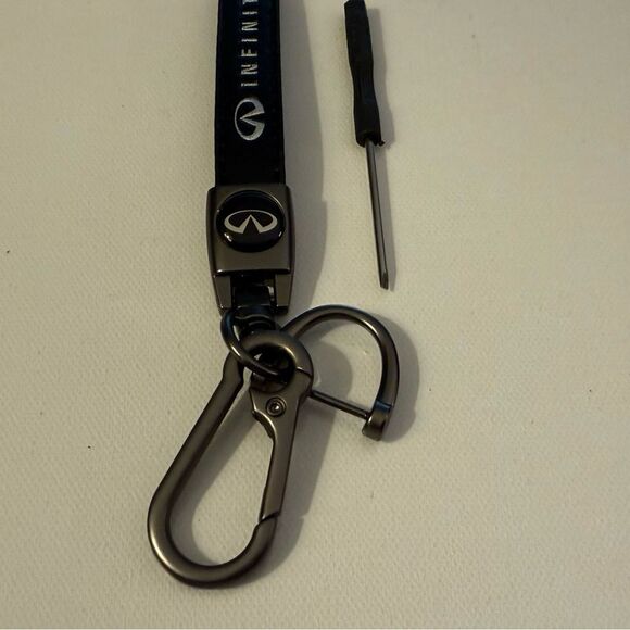 Infinity Key fob Keychain in Black Leather NWT - Picture 3 of 4